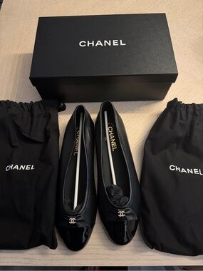CHANEL Black Leather Cap-Toe Ballet Flats with Patent Toe and CC Charm